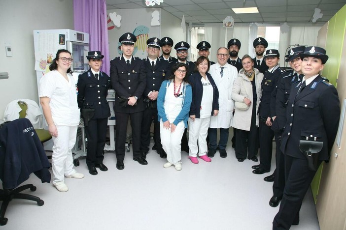 Un momento della consegna dei fondi raccolti