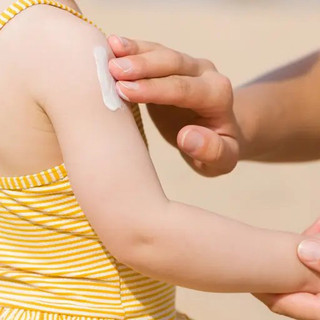 Bambini e sole: come proteggere la pelle?