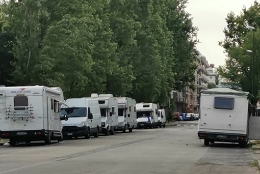 Mirafiori, stretta su camper e minimarket: “Ma la situazione non è risolta” Mirafiori, stretta su camper e minimarket: “Ma la situazione non è risolta”