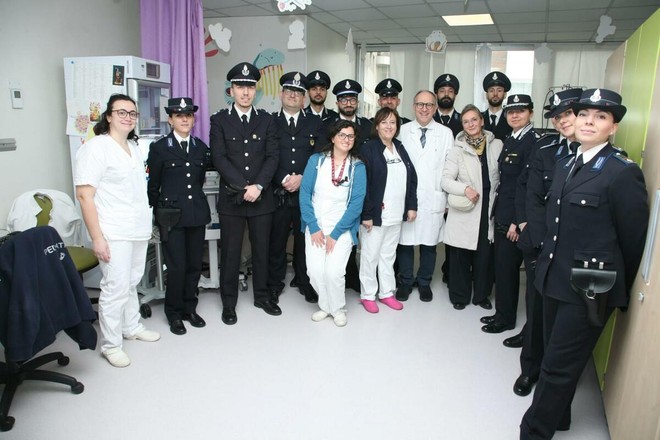 Un momento della consegna dei fondi raccolti