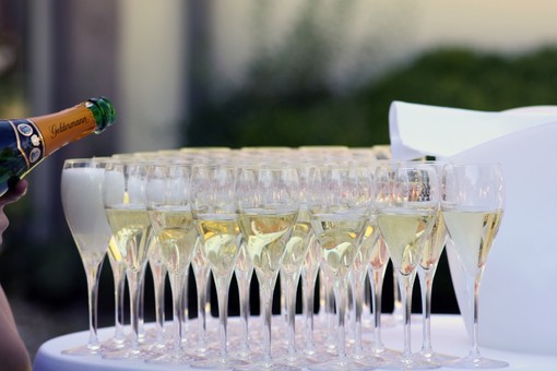 La trappola nascosta tra piatti e bicchieri, Torino lancia l’allarme nel settore catering: “Ogni weekend 30 eventi abusivi a Torino”