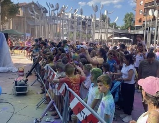 Nichelino, piazza Di Vittorio animata da 500 bambini per la &quot;Battaglia dei Colori&quot;
