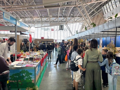 Salone del Libro preso d'assalto dagli studenti fin dal primo giorno