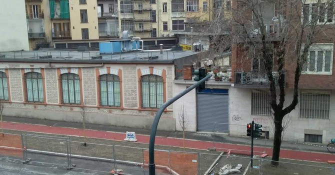 L’ex distributore (ormai dismesso) di corso Umbria "blocca" la ciclabile L’ex distributore (ormai dismesso) di corso Umbria "blocca" la ciclabile