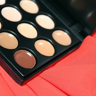 Correttore illuminante: come scegliere la nuance giusta per coprire le occhiaie