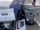 Parcheggia sulle strisce e il camion non riesce a far manovra: passanti la spostano di forza [VIDEO]