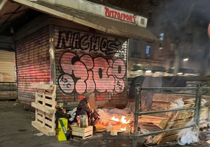 Stop agli incendi, transenne attorno all’ex edicola di Porta Palazzo