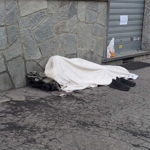 Dorme sul marciapiede, i residenti chiamano la polizia per allontanarlo Dorme sul marciapiede, i residenti chiamano la polizia per allontanarlo