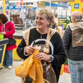 donna al supermercato