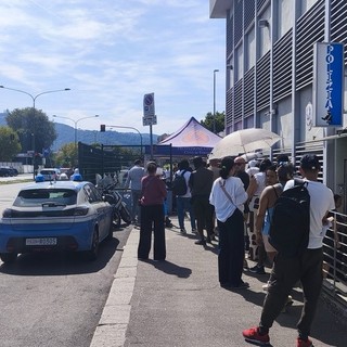 In fila sotto il sole per i permessi di soggiorno: si riaccende la questione via Botticelli In fila sotto il sole per i permessi di soggiorno: si riaccende la questione via Botticelli