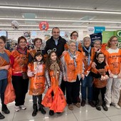 Il sindaco Stefano Lo Russo alla colletta alimentare in un supermercato