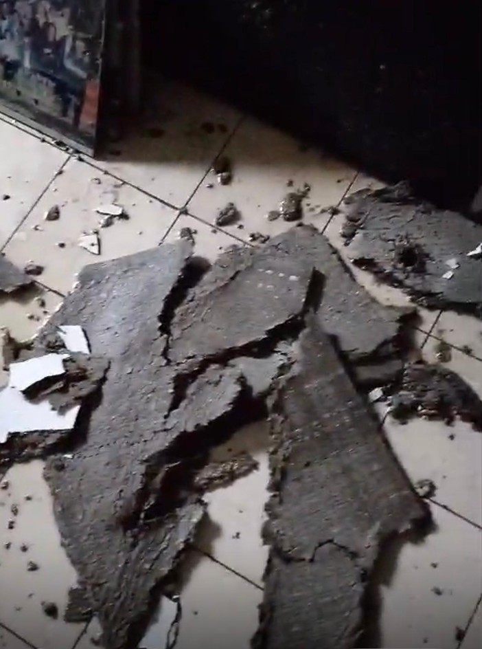 Piove a dirotto e cede il controsoffitto del centro d'incontro