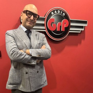 speaker radiofonico con microfono