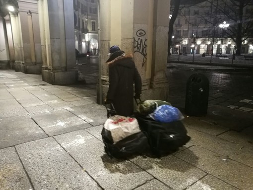 Clochard e poveri, a Torino un bus attrezzato per trovare in &quot;strada&quot; medici e assistenza legale/sociale