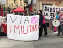 Corteo antimilitarista al Balon, blitz davanti a Leonardo: "Sabotare la guerra"