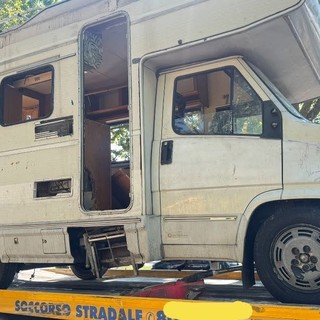 Rimosso uno dei camper abbandonati di strada del Drosso
