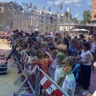 Nichelino, piazza Di Vittorio animata da 500 bambini per la &quot;Battaglia dei Colori&quot;