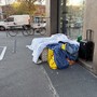 Clochard accampato davanti a una banca: “La nuova povertà che avanza” Clochard accampato davanti a una banca: “La nuova povertà che avanza”