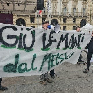 Protesta in piazza con striscioni