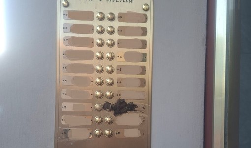 Il citofono imbrattato con quelle che sembrano deiezioni canine