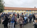 persone in corso Verona con sedie