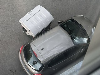 Auto danneggiate dai cassonetti spostati dal vento Auto danneggiate dai cassonetti spostati dal vento