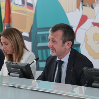 Delmastro si dimette da sottosegretario alla Giustizia. Pd e M5S: "Chiorino segua il suo esempio"