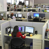 call center con molte persone in open space