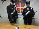 carabinieri con materiale sequestrato