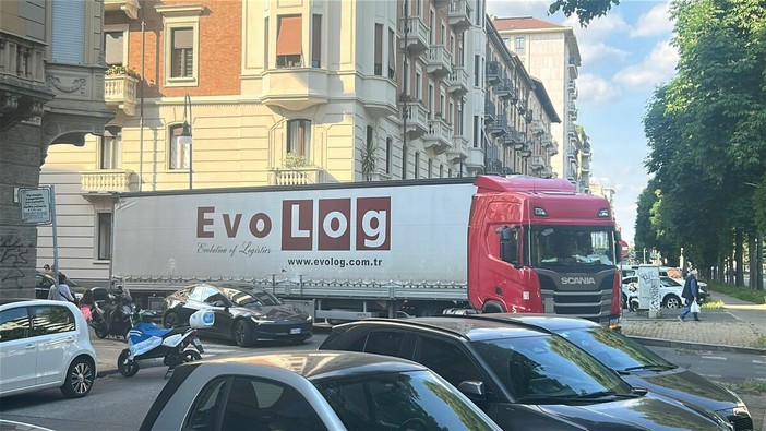 Il tir non è riuscito a completare la manovra senza impattare sull'auto parcheggiata