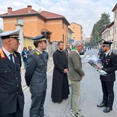 Il sindaco Castello ha posato un mazzo di fiori al Comando dei Carabinieri