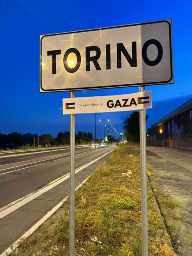 Uno dei messaggi affissi da CasaPound nel corso della notte