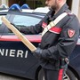 carabinieri con asse di legno in mano