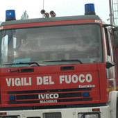 Incendio alla barriera autostradale: auto avvolta dalle fiamme