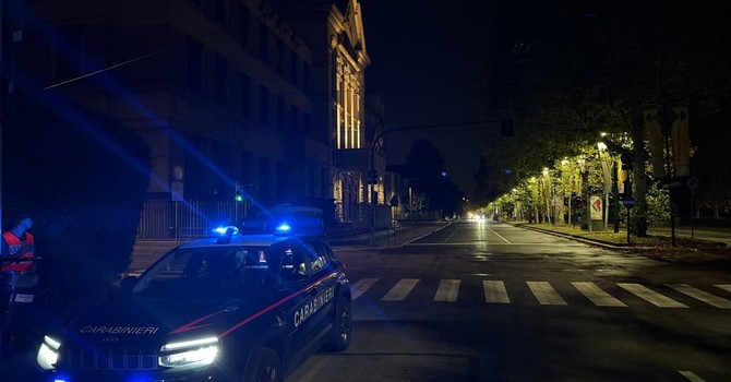 Tentano di rubare tra le auto parcheggiate: scoperti e arrestati Tentano di rubare tra le auto parcheggiate: scoperti e arrestati