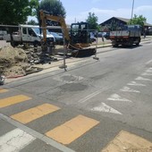 Chieri, la rottura di una tubatura fognaria blocca il cantiere in corso Cibrario