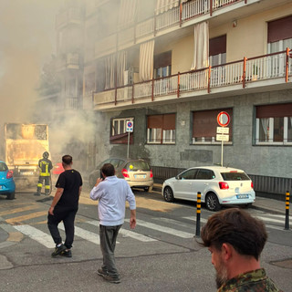 Camion in fiamme all'incrocio tra via Fossano e via Avellino: intervengono i vigili del fuoco