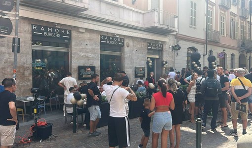 Tutti in coda per la nuova hamburgeria nel centro di Torino Tutti in coda per la nuova hamburgeria nel centro di Torino