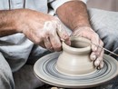 Ceramica lavorata da una persona