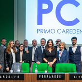 persone sul palco di un evento pubblico