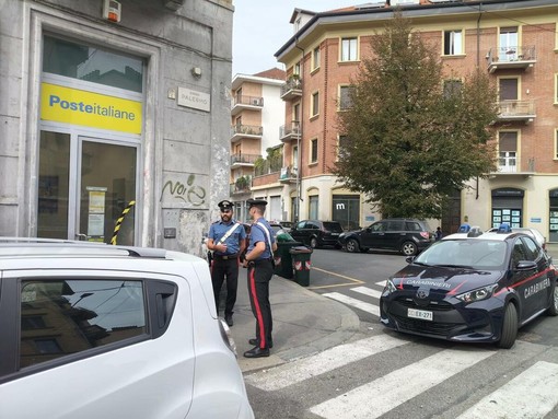 I carabinieri davanti all'ufficio postale I carabinieri davanti all'ufficio postale