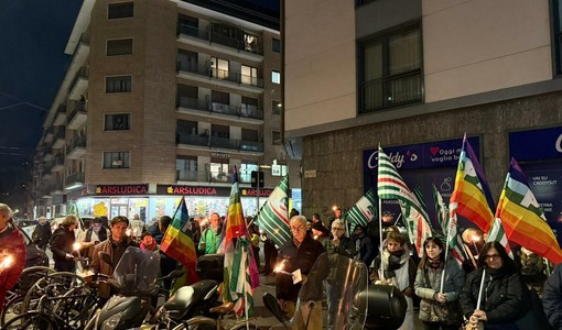 Pace, le luci delle fiaccole davanti alla sede della Cisl Torino