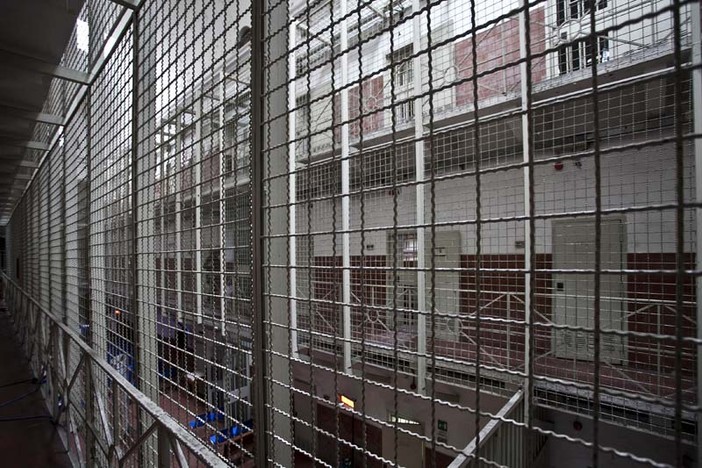 Nuova violenza in carcere: detenuta si scaglia con un'altra reclusa e una poliziotta