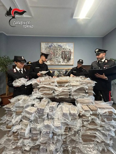 La droga sequestrata dai carabinieri La droga sequestrata dai carabinieri