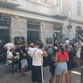 Tutti in coda per la nuova hamburgeria nel centro di Torino