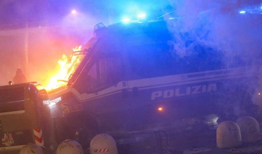 Un momento degli incidenti di sabato scorso, camionetta in fiamme Un momento degli incidenti di sabato scorso, camionetta in fiamme