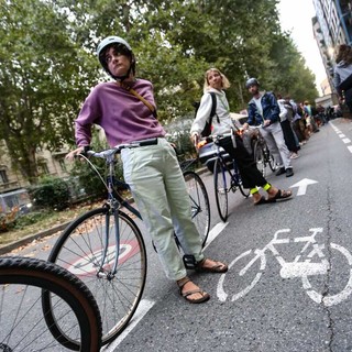 Il sogno di una Torino ciclabile: un percorso a ostacoli nella città dove c’è un'auto per ogni patentato 