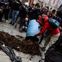 È il giorno dello sciopero generale: Torino torna in piazza dopo gli scontri, i lavoratori scaricano letame davanti al municipio È il giorno dello sciopero generale: Torino torna in piazza dopo gli scontri, i lavoratori scaricano letame davanti al municipio