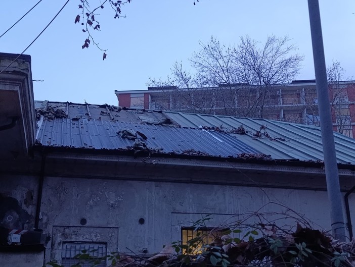 Furti di rame al centro d’incontro: “Sicurezza assente, il tetto cade a pezzi” Furti di rame al centro d’incontro: “Sicurezza assente, il tetto cade a pezzi”