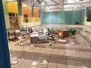 Plexiglass frantumati, uffici assaltati: le immagini di una notte di disordini al minorile di Torino [FOTO]